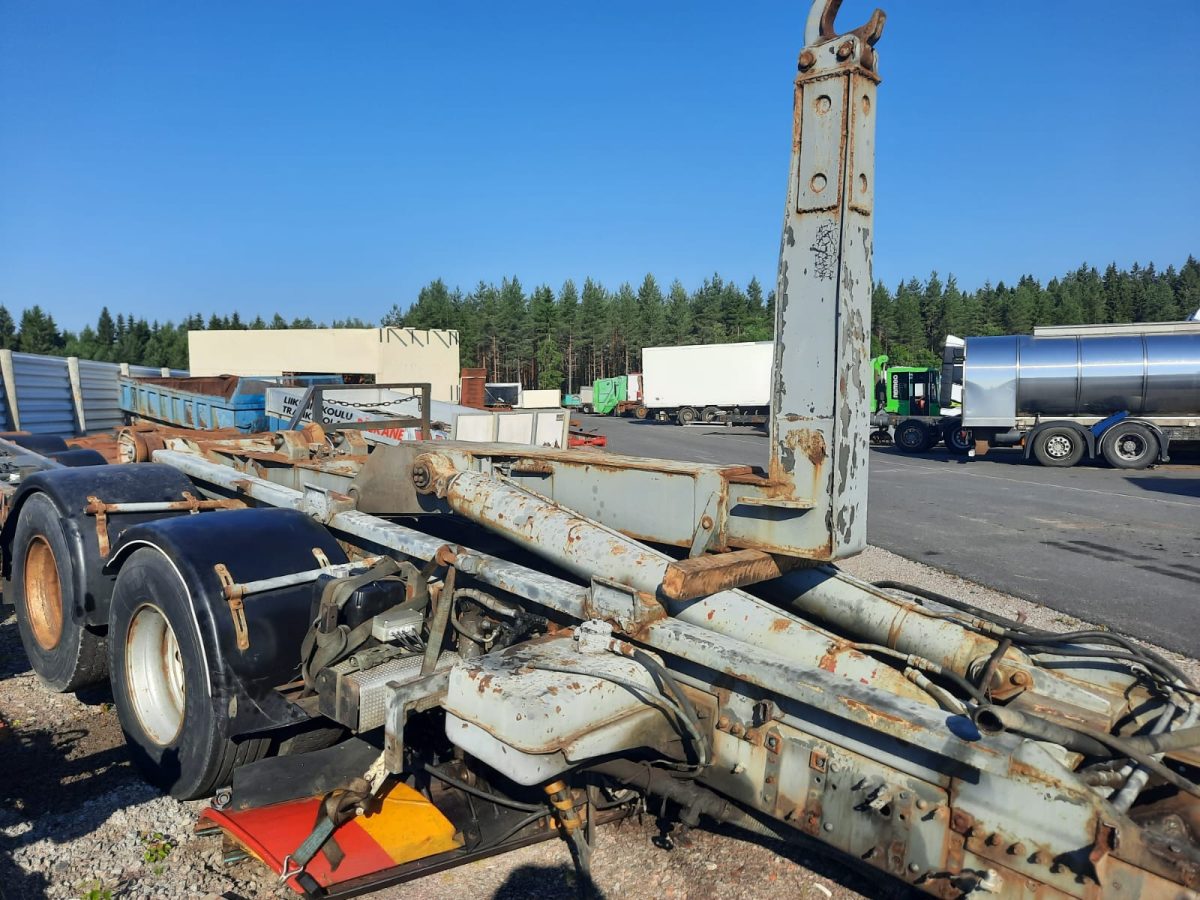 PERÄVAUNUAIHIO KOUKKULAITTEELLA JA ALATERÄLLÄ - Image 2