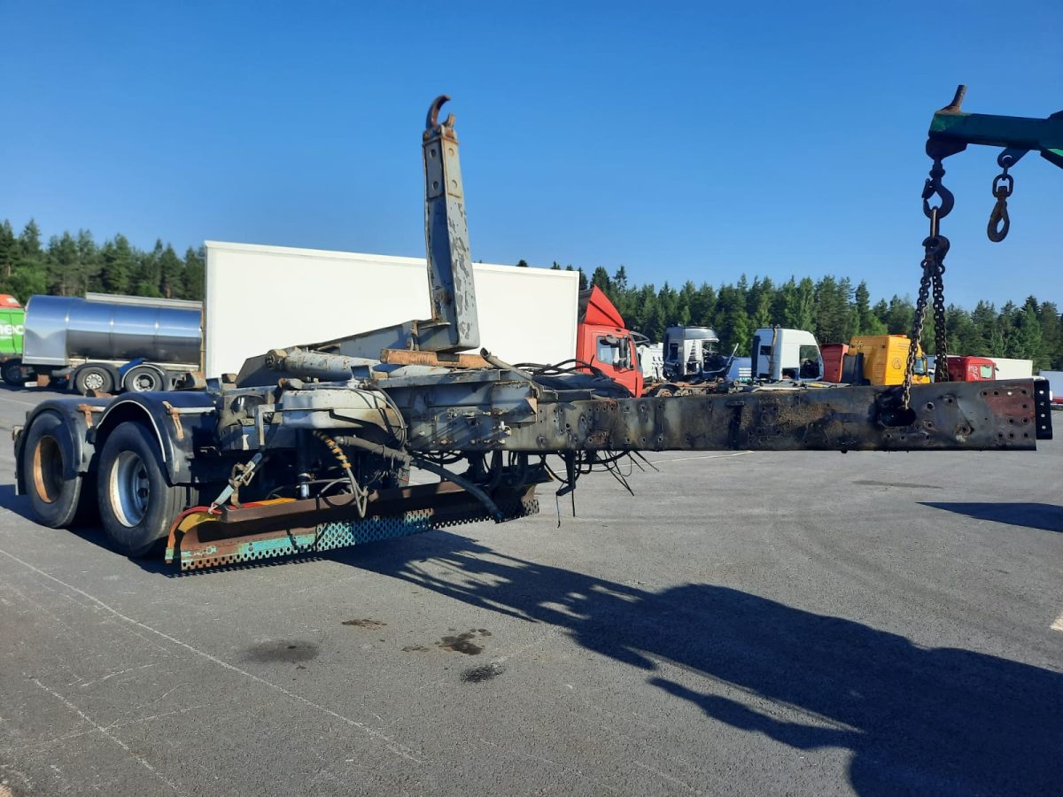 PERÄVAUNUAIHIO KOUKKULAITTEELLA JA ALATERÄLLÄ - Image 7