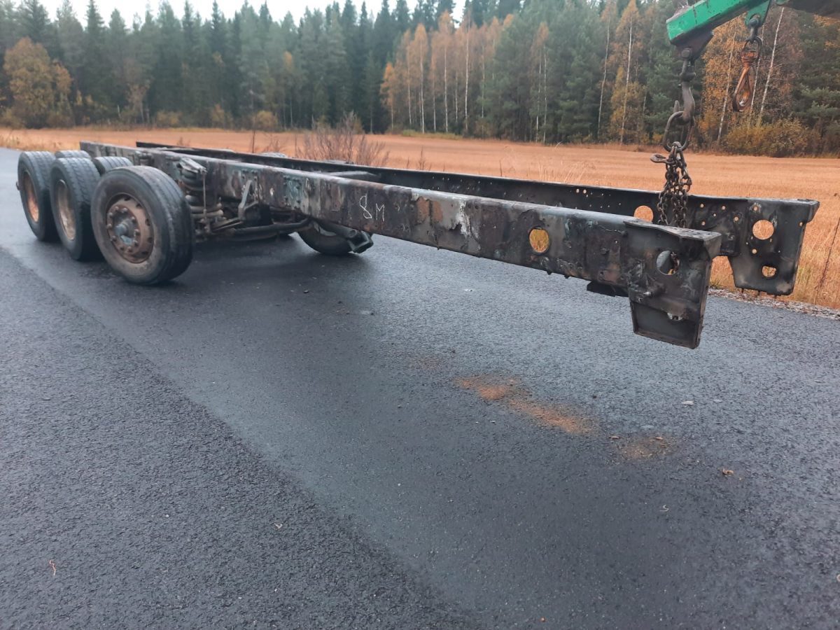 TELIVETOINEN TRAKTORIN PERÄVAUNUAIHIO, PITUUS 8 METRIÄ
