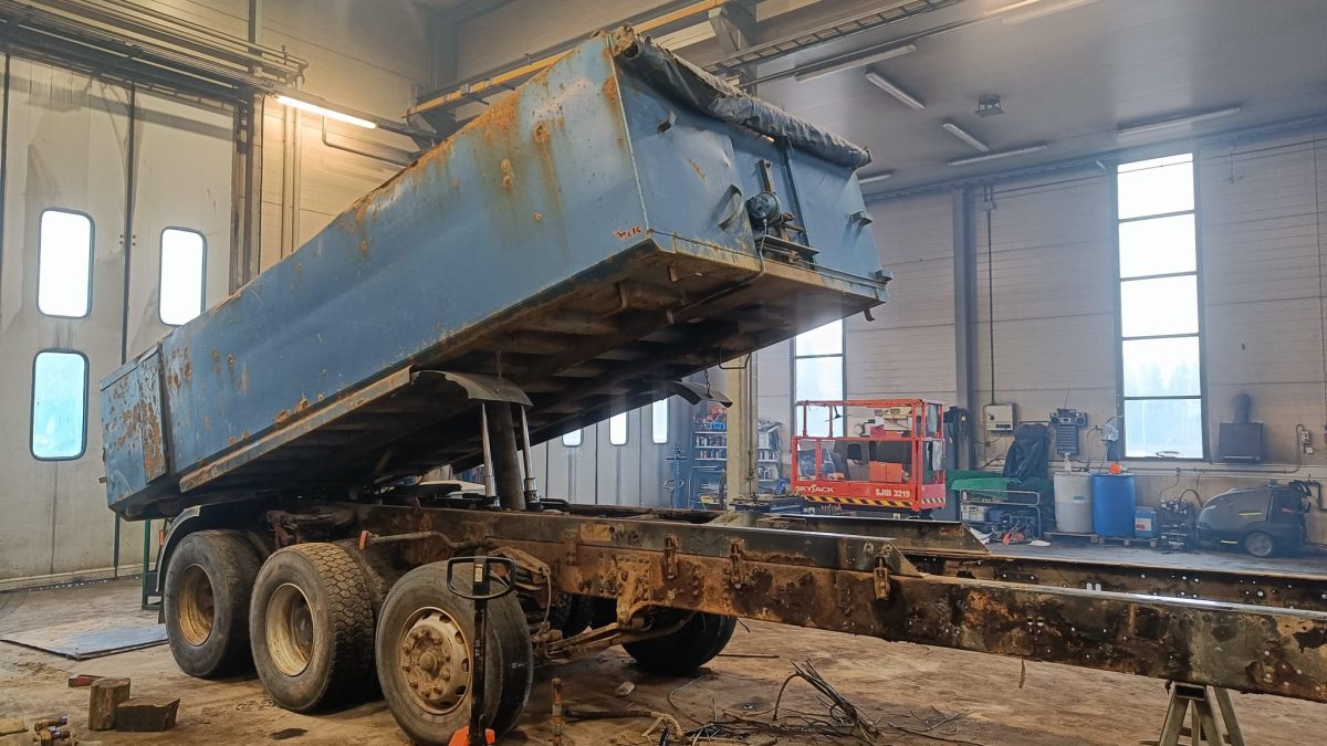 TRAKTORIN PERÄVAUNUAIHIO, Soralava kipillä