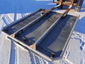 PUUTAVARA-AUTON ALUMIININEN ETUSERMI