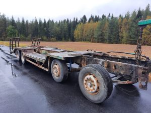TRAKTORIN PERÄVAUNUAIHIO KONERITILÄLLÄ
